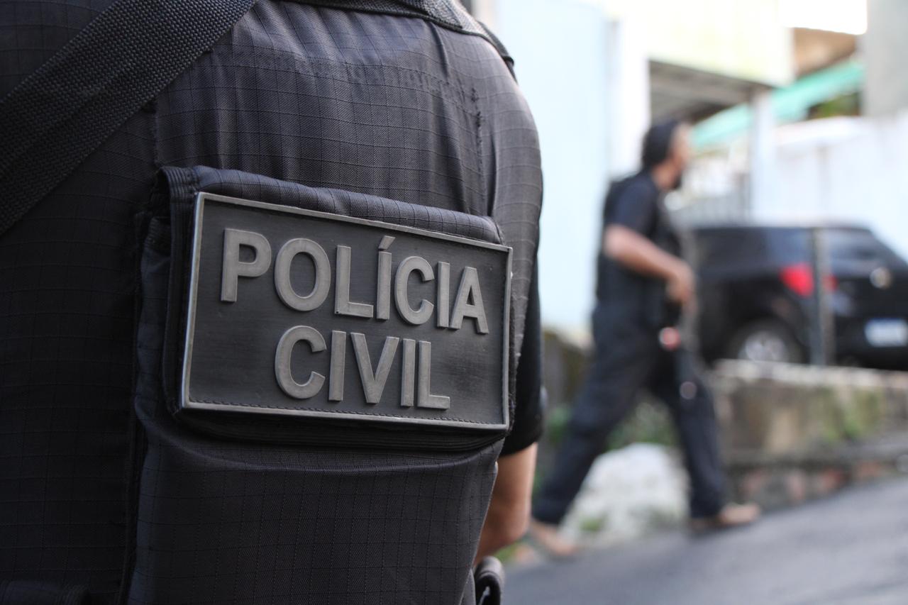 Policial de costas