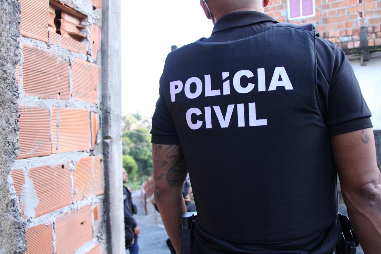 Policial Civil de costas