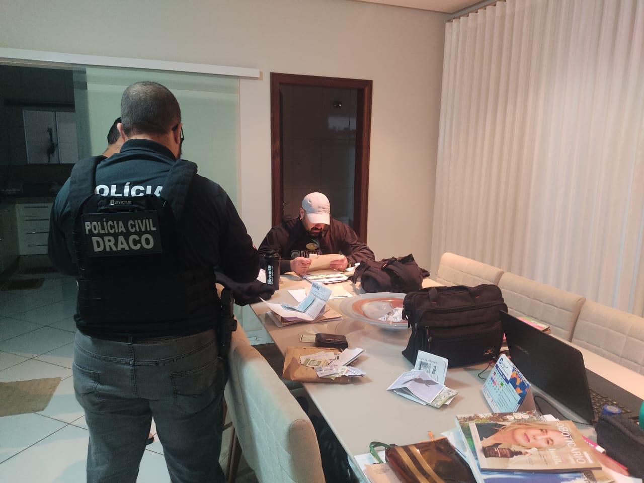 Policial civil em apartamento