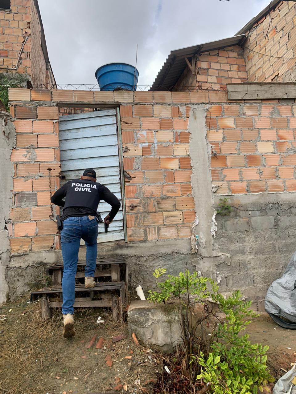 Policial civil entrando em casa