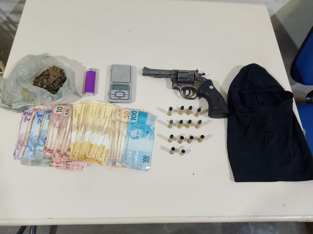 Armas, dinheiro e materiais apreendidos
