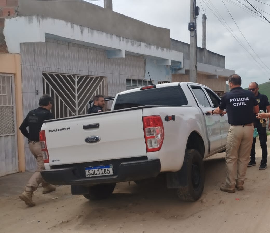 Policiais embarcando em viatura descaracterizada