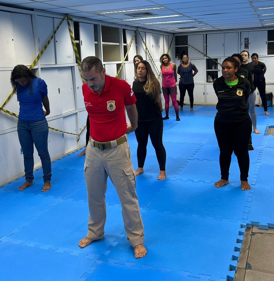 Servidores se exercitando durante a ação