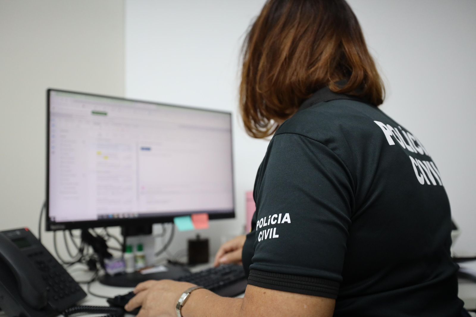 Policial sentada à frente do computador