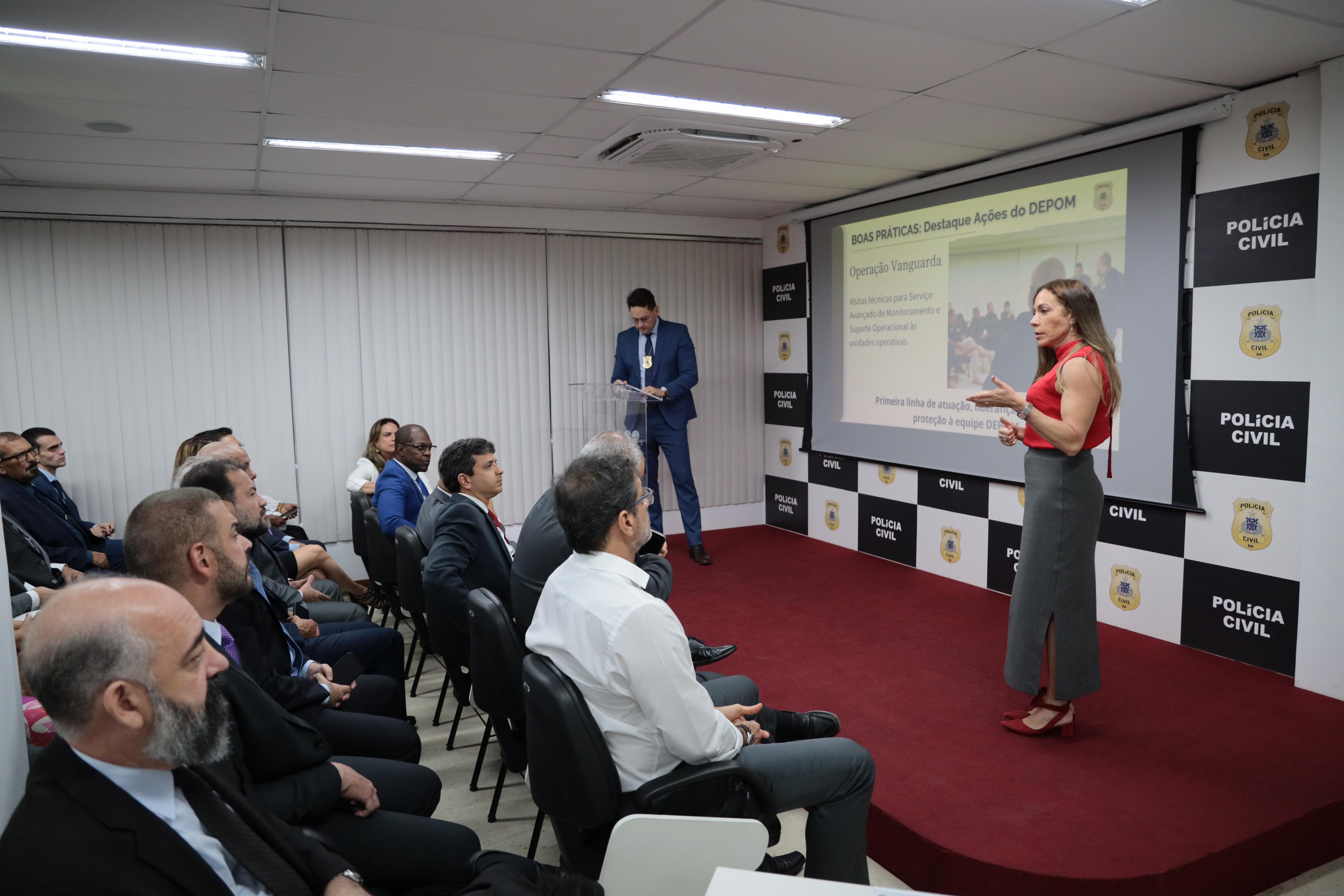 Delegados reunidos na reunião com a Delegada Geral Heloísa Brito
