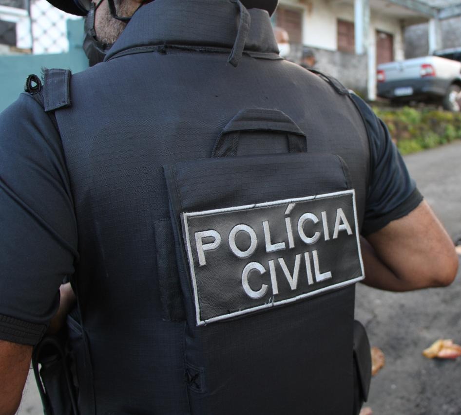 Policial de costas
