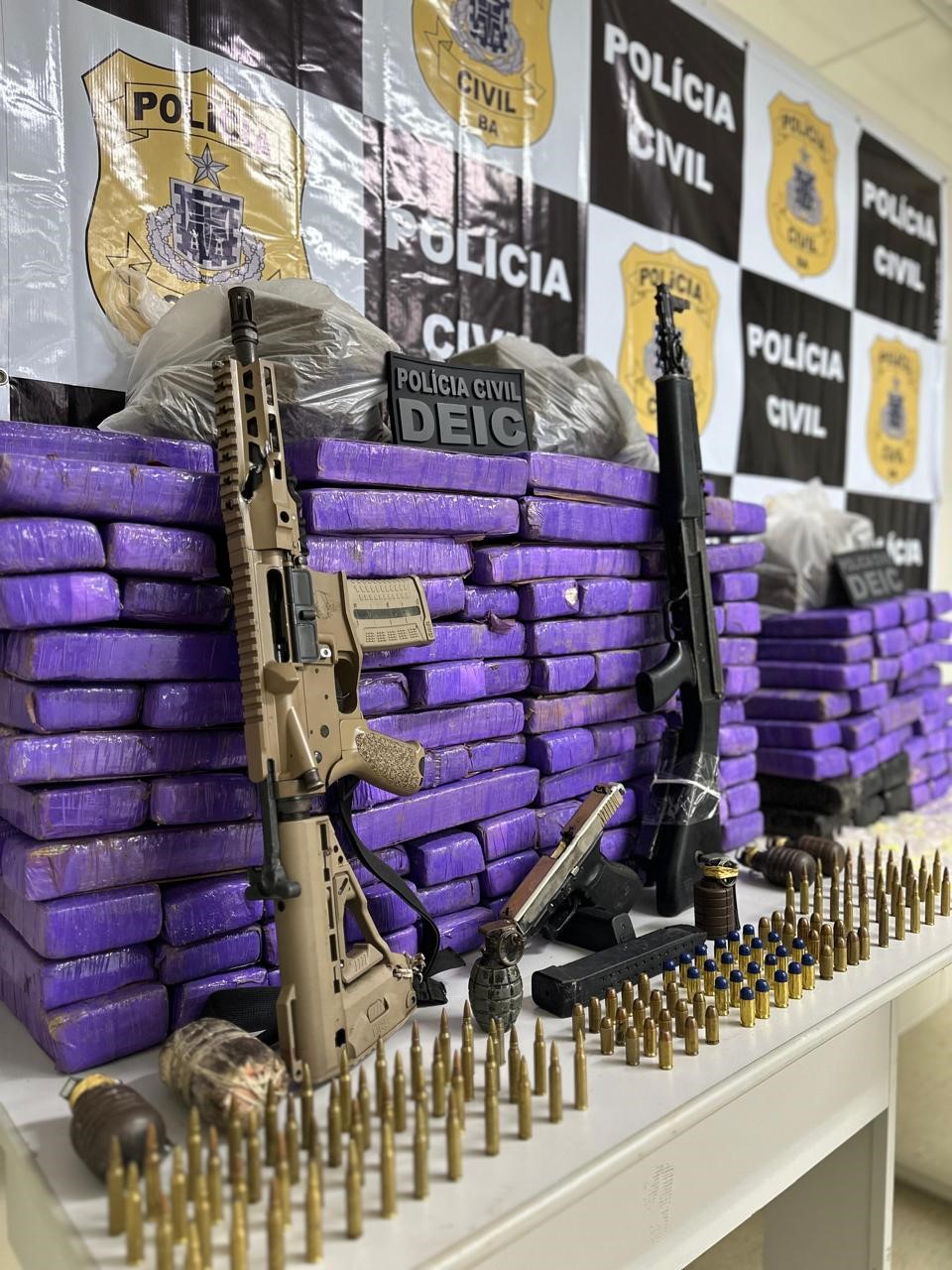 Armas e drogas apreendidas