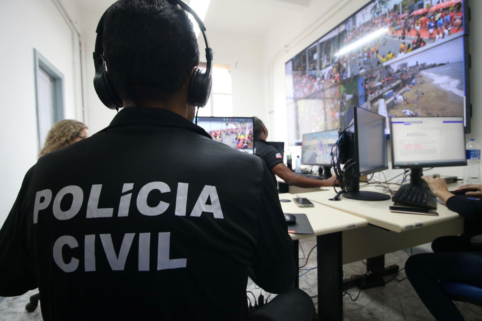 Policiais no setor de inteligência