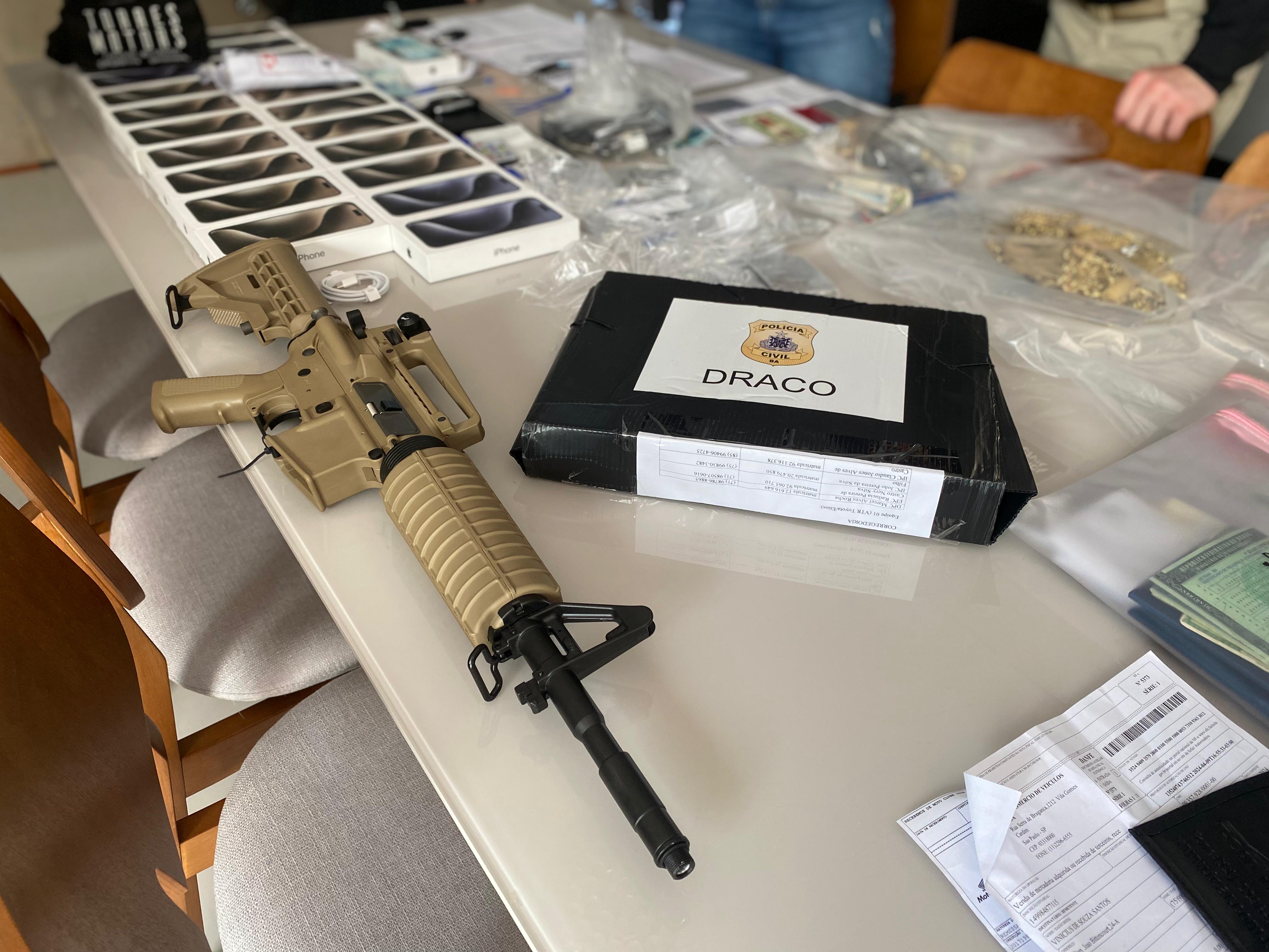 Fuzil, celulares e outros materiais apreendidos