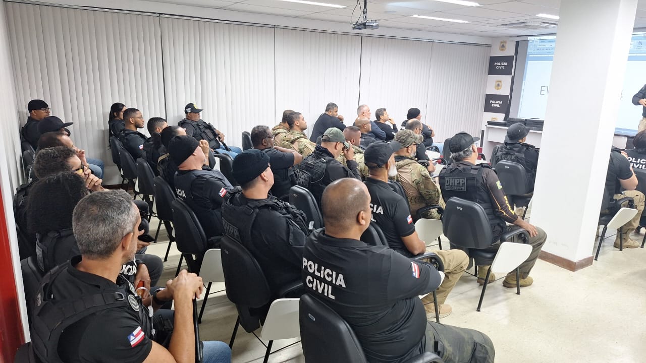 Policiais em briefing