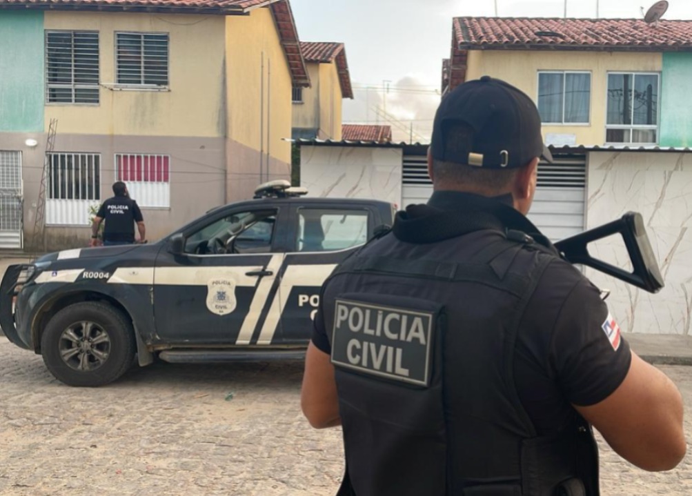 Policial próximo à viatura da PCBA