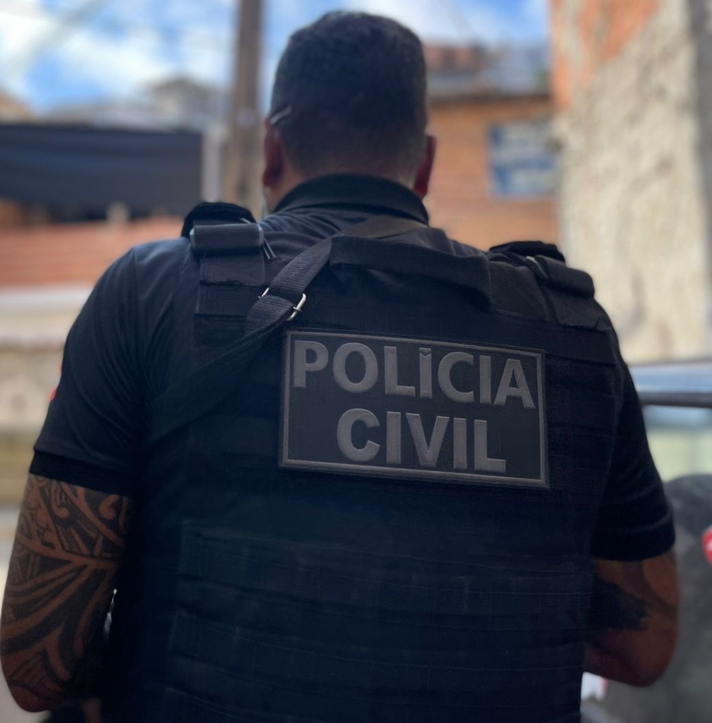 Policial de costas