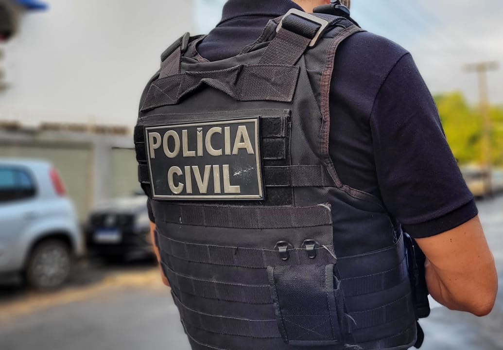 Policial de costas