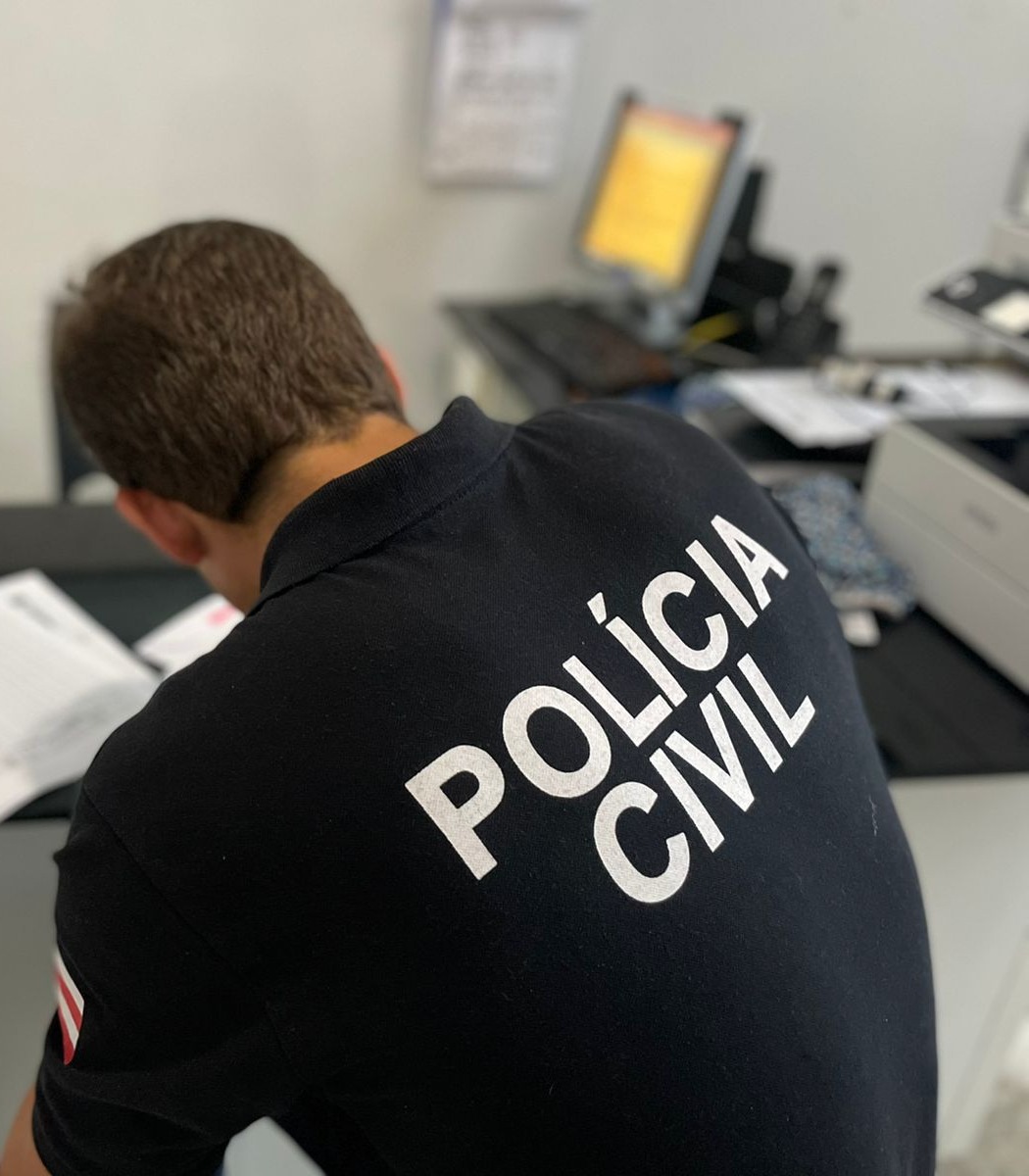 Policial em delegacia