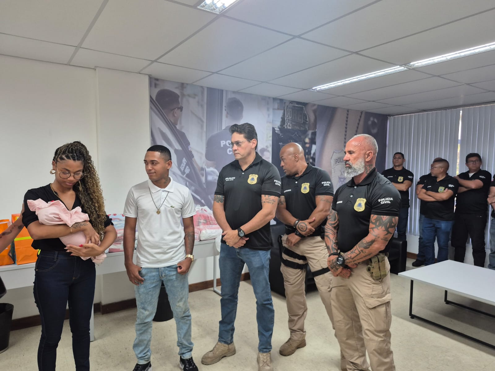 Equipe da Polícia Civil que realizou salvamento de recém-nascida engasgada se reencontra com a família