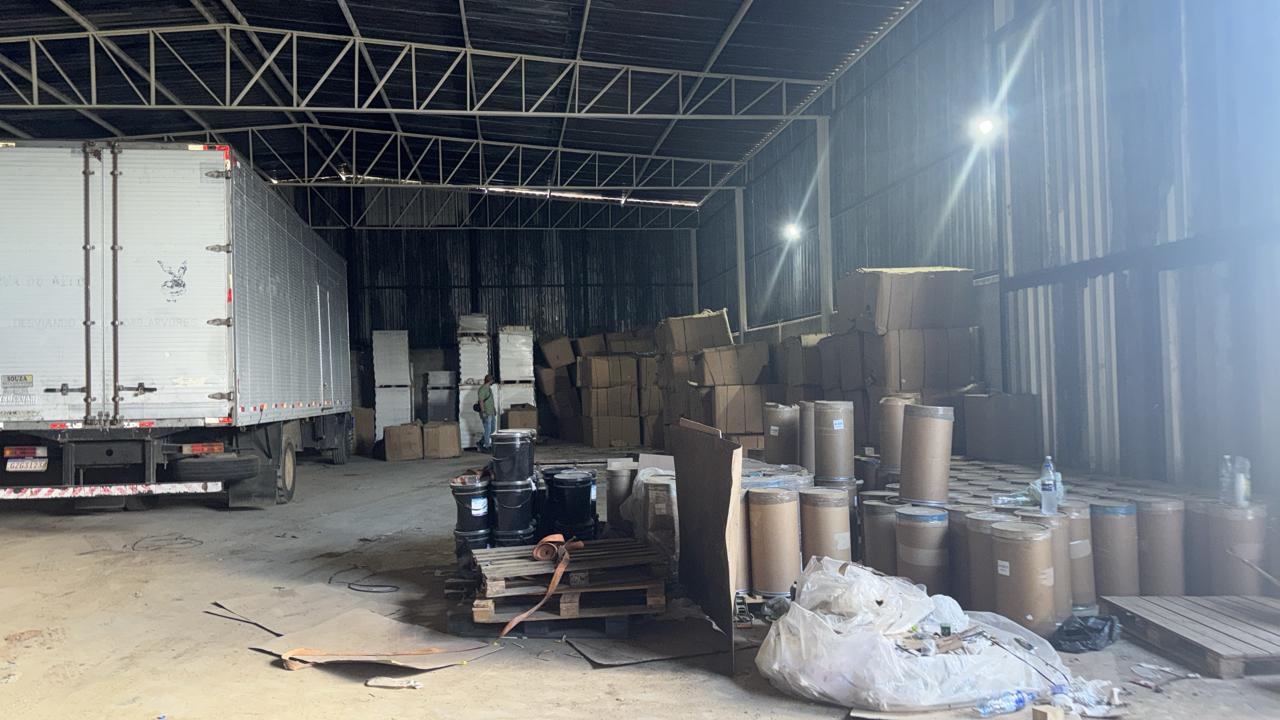 Suspeitos foram presos e materiais utilizados na fabricação clandestina foram apreendidos durante a ação policial