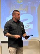 Servidor discursando no evento