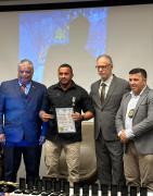 Servidor sendo premiado no Evento