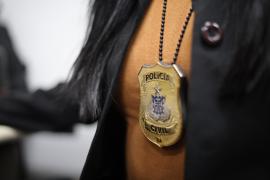 Policial com distintivo