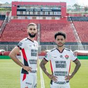 Jogadores com a camisa da Campanha em campo