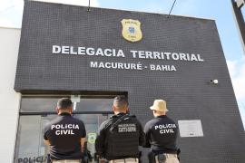 Agentes na frente da Delegacia Territorial de Macureré