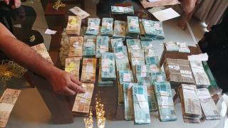 Em Porto Seguro, foram apreendidos uma arma de fogo e R$700 mil em dinheiro.