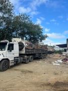 Caminhão com sucatas