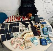 Documentos e dinheiro apreendidos