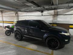 Entre os bens apreendidos estão veículos de luxo