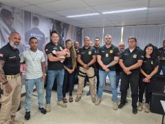 O reencontro entre os pais da recém-nascida Açucena Vitória e a equipe da Polícia Civil foi emocionante