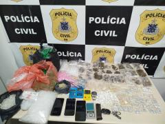 Drogas, celulares, uma balança, dinheiro, relógio e carregador de pistola foram apreendidos durante operação