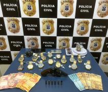 Apreensão de arma de fogo, porções de maconha, balanças de precisão, dinheiro e diversos relógios 