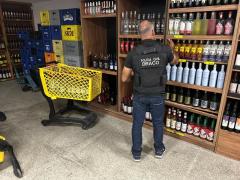 Dois mandados judiciais, que culminaram na apreensão de diversas garrafas de bebidas falsificadas, além de documentos e celulares, foram cumpridos.