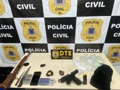 Armas, drogas, e motocicleta com restrição de roubo foram apreendidos pela Polícia Civil