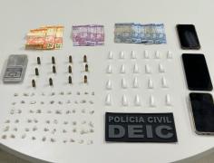 Porções de crack e cocaína, munições, balança, uma quantia em dinheiro e três celulares foram apreendidos 