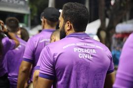 Policiais com camisas lilás monitoram áreas de dispersão dos trios elétricos e locais com histórico de ocorrências de crimes sexuais