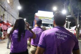 Policiais com camisas lilás monitoram áreas de dispersão dos trios elétricos e locais com histórico de ocorrências de crimes sexuais