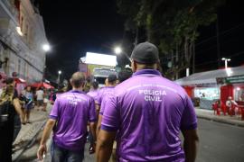 Policiais com camisas lilás monitoram áreas de dispersão dos trios elétricos e locais com histórico de ocorrências de crimes sexuais