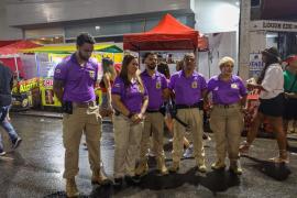 Policiais com camisas lilás monitoram áreas de dispersão dos trios elétricos e locais com histórico de ocorrências de crimes sexuais