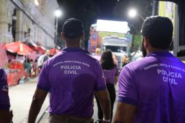 Policiais com camisas lilás monitoram áreas de dispersão dos trios elétricos e locais com histórico de ocorrências de crimes sexuais