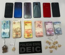 Drogas já embaladas para a venda, dinheiro e celulares com restrição de furto e roubo foram apreendidos