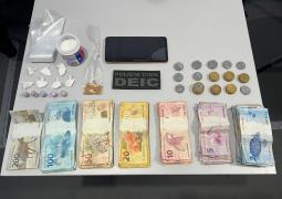 Porções de cocaína, crack prontas e dinheiro foram apreendidos
