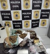 O suspeito tentou dispensar o entorpecente durante abordagem da polícia, mas foi preso em flagrante