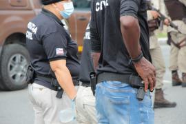 O agressor é suspeito de incendiar a casa da vítima, além de tê-la agredido com socos e persegui-la após o término do relacionamento