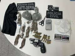 Arma, drogas, balanças e munições foram apreendidas durante a ação