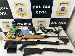 Armas, munições e acessórios foram apreendidos na residência do investigado, que possui registro como CAC
