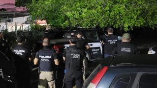 O suspeito já responde a outros processos por tráfico de drogas e porte ilegal de arma de fogo, sendo apontado como uma liderança criminosa na região