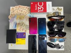  O suspeito mantinha uma barraca de vendas na “Praça da Mãozinha”; um dos aparelhos estava com restrição por roubo