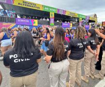 Delegada-geral adjunta, dirigentes de departamentos e equipes da Deam realizaram abordagens educativas com orientações às foliãs do Bloco Delas