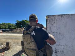 Criminoso, que possui passagens por  homicídio, ocultação de cadáver e roubo, acabou alcançado em Itapebi. Uma pistola foi apreendida.